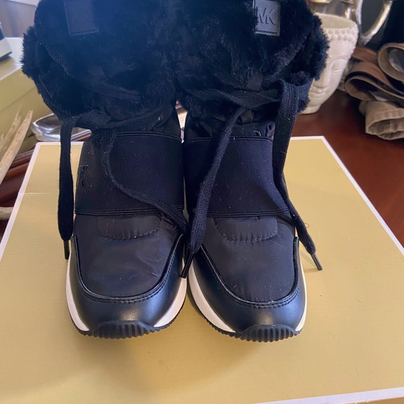 Michael Kors Shay Boot - Picture 4 of 7